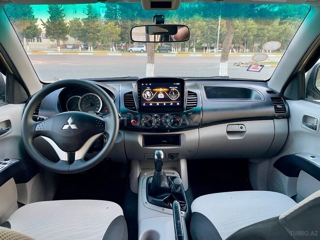 Mitsubishi L200-10