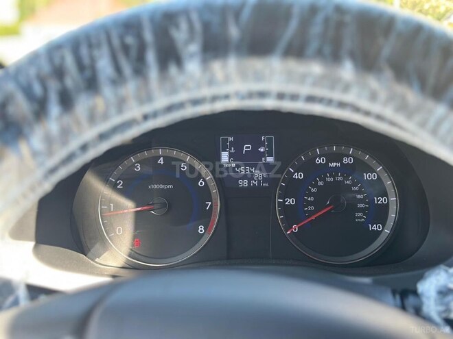 Hyundai Accent-10