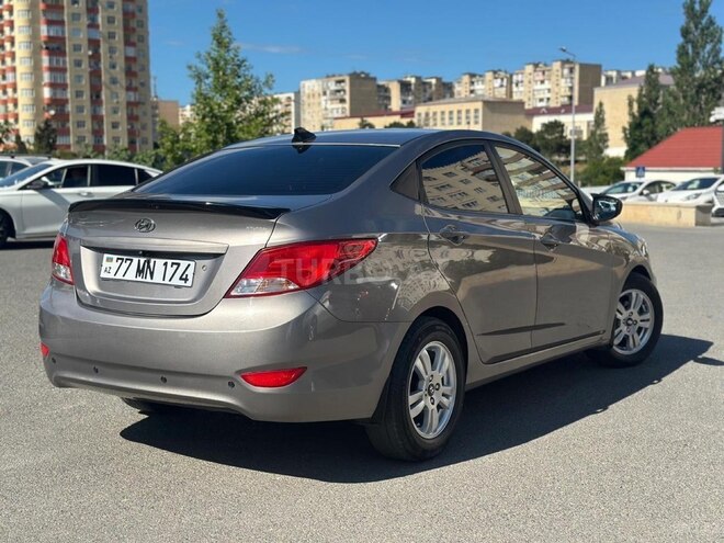 Hyundai Accent-7