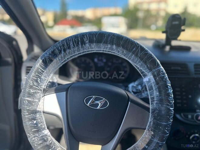 Hyundai Accent-15