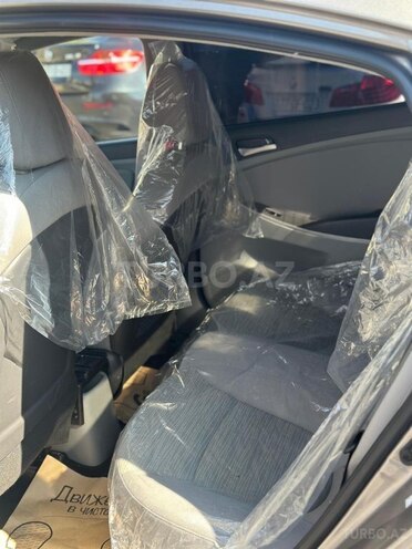 Hyundai Accent-16
