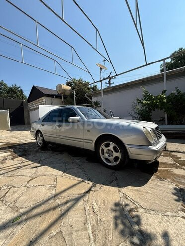Mercedes E 290-4