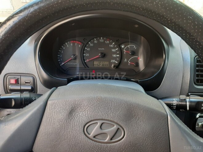 Hyundai Accent-11