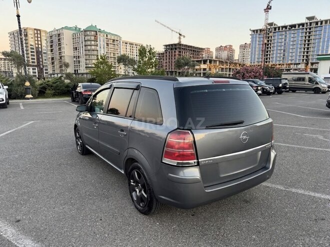 Opel Zafira-8