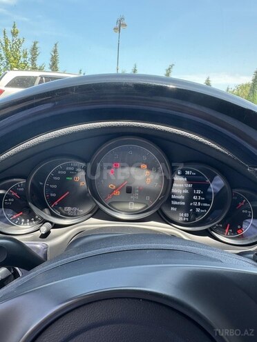 Porsche Panamera 4S-7