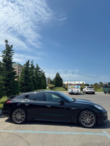 Porsche Panamera 4S-3
