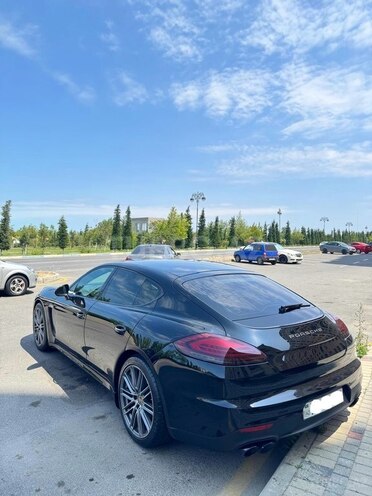 Porsche Panamera 4S-13