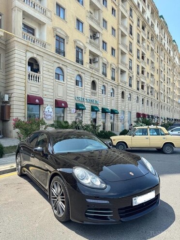 Porsche Panamera 4S-1