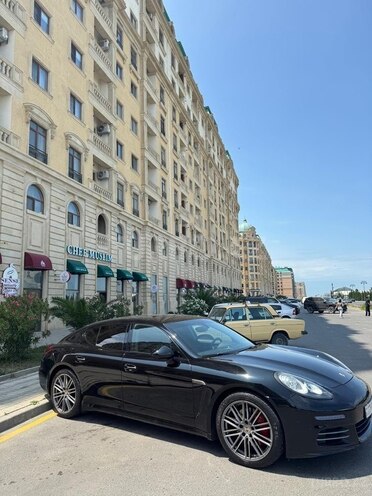 Porsche Panamera 4S-11