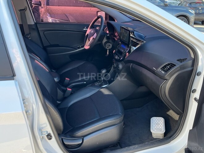 Hyundai Accent-13