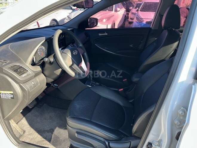Hyundai Accent-12
