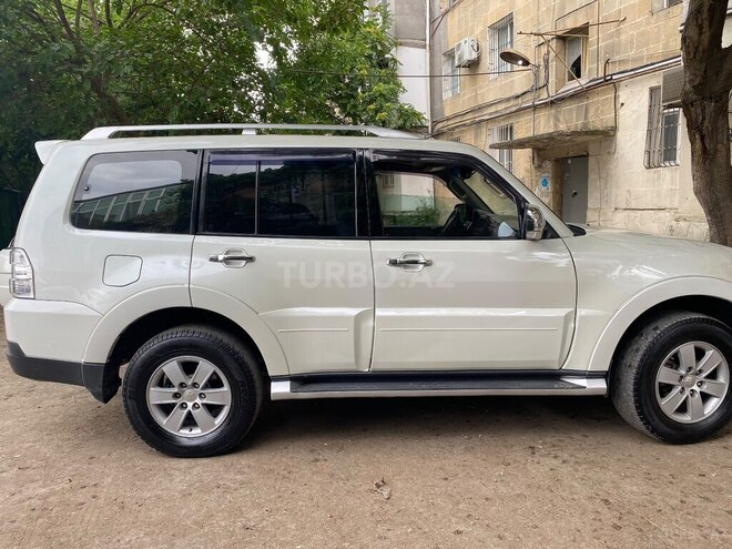 Mitsubishi Pajero-6