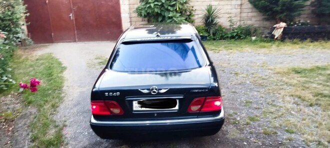 Mercedes E 240-5