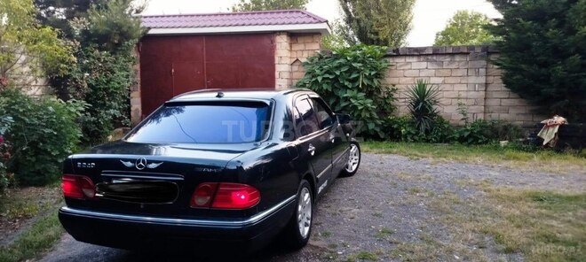 Mercedes E 240-3