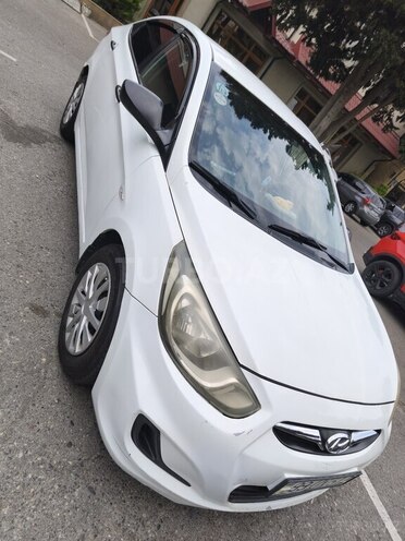 Hyundai Accent-2