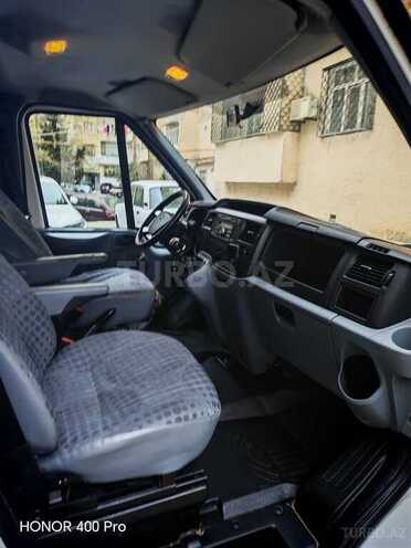 Ford Transit-12