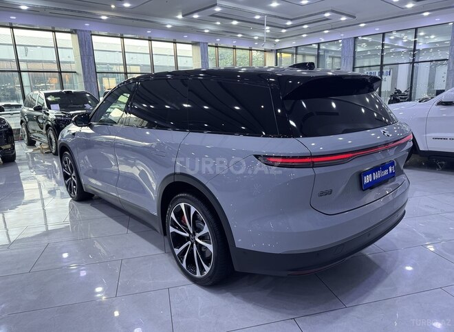 Nio ES8-6