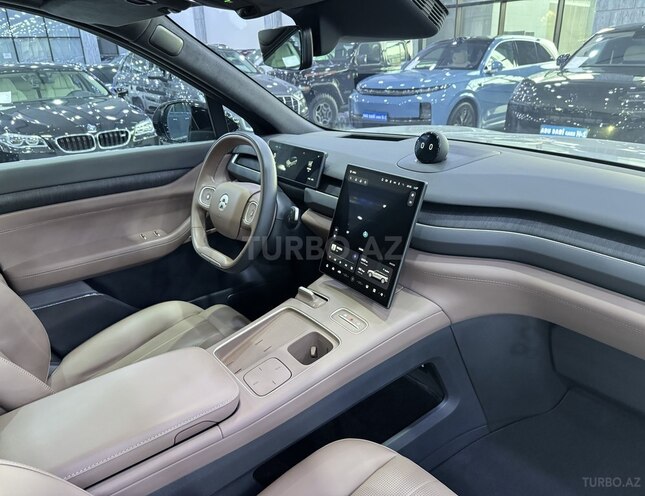 Nio ES8-10
