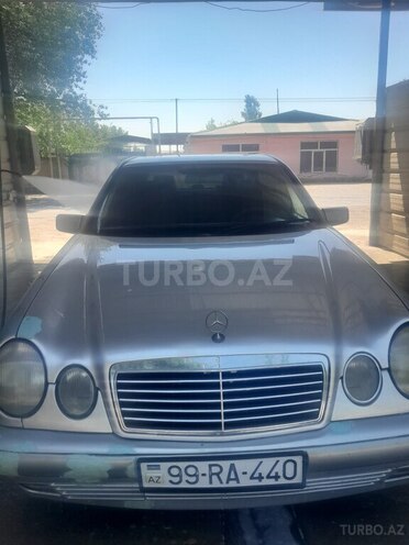 Mercedes E 240-1