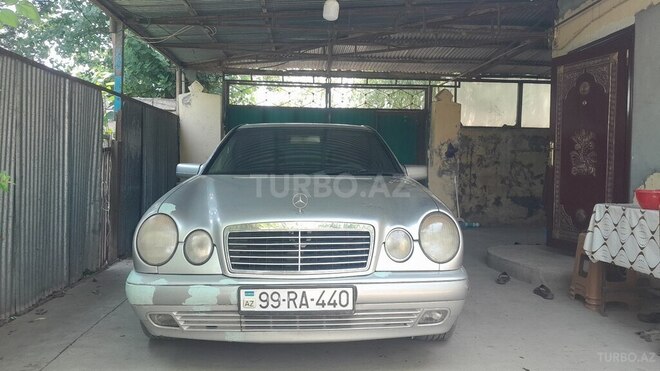 Mercedes E 240-4