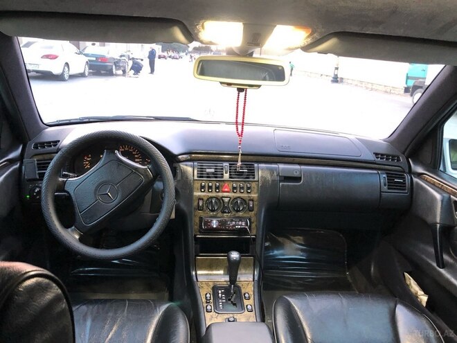 Mercedes E 200-3