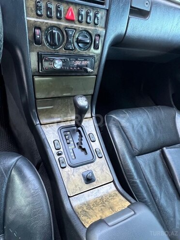 Mercedes E 200-10