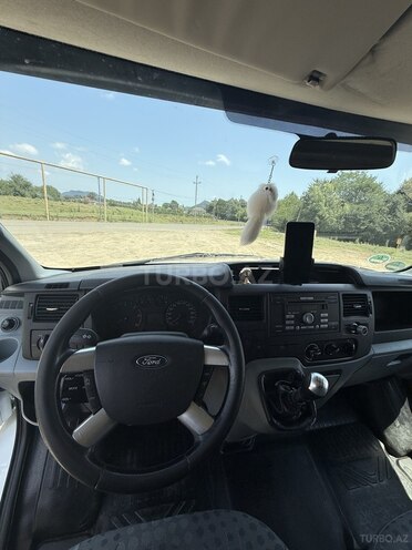Ford Transit-11