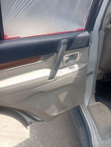 Mitsubishi Pajero-10