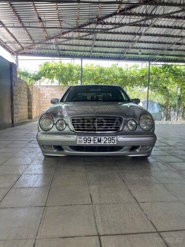 Mercedes E 240-1