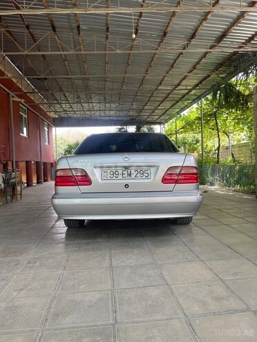 Mercedes E 240-4