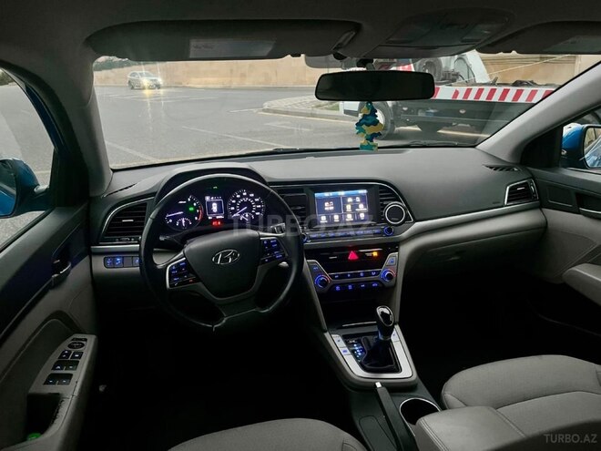 Hyundai Elantra-11