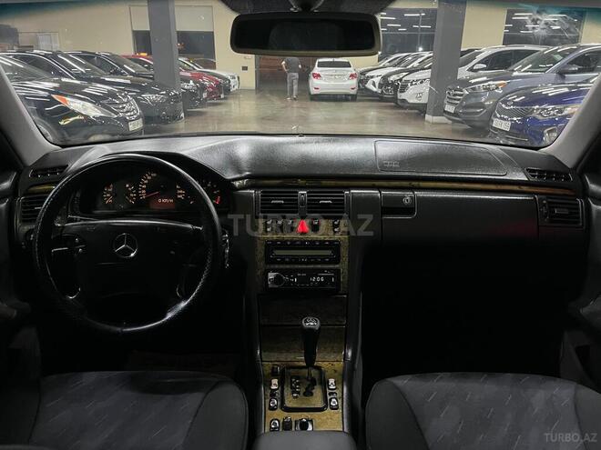Mercedes E 270-10