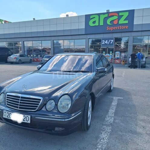 Mercedes E 320-1