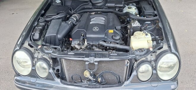 Mercedes E 320-6