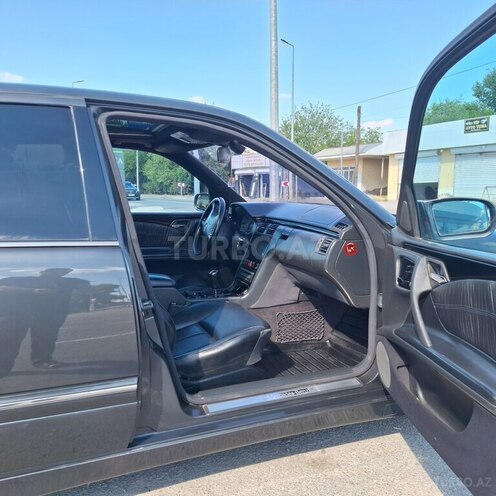 Mercedes E 320-11
