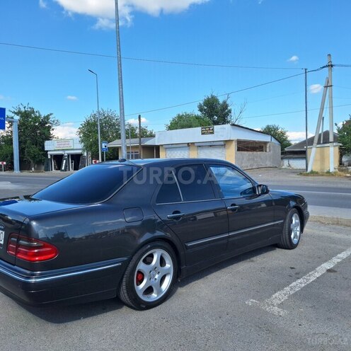 Mercedes E 320-13