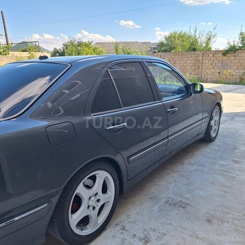 Mercedes E 320-17
