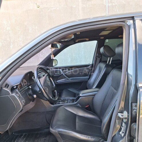 Mercedes E 320-21