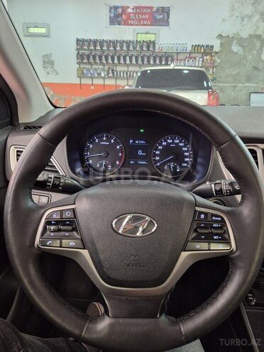 Hyundai Accent-11