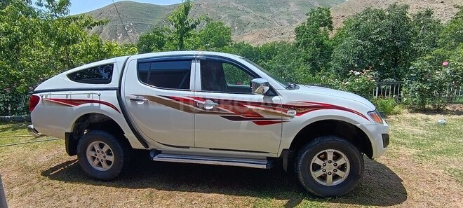 Mitsubishi L200-11