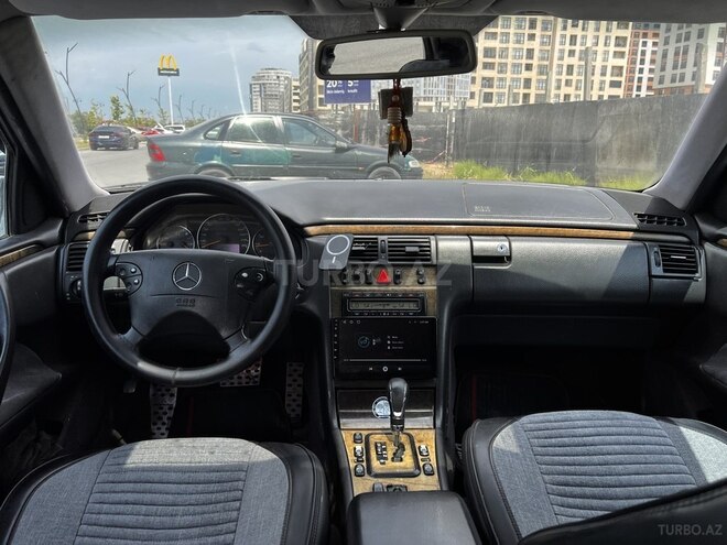 Mercedes E 240-4