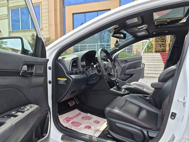 Hyundai Elantra-12