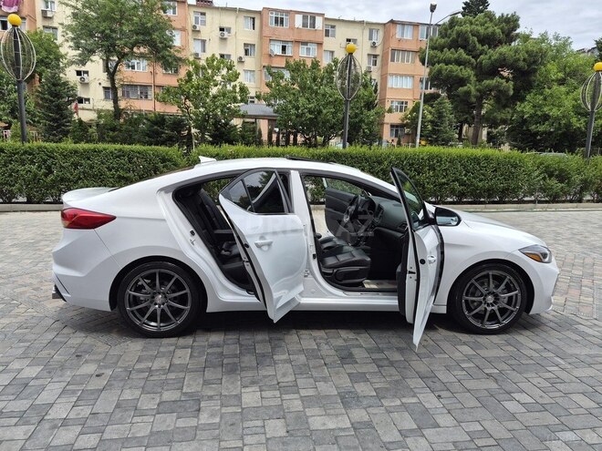 Hyundai Elantra-17