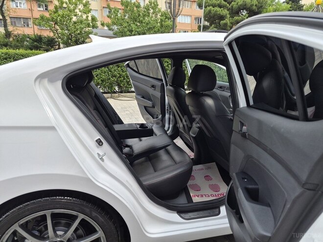Hyundai Elantra-15