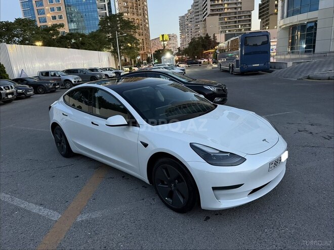 Tesla Model 3-1