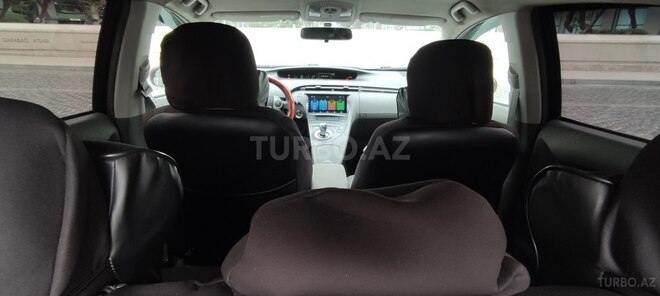Toyota Prius-12