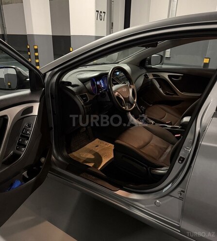 Hyundai Elantra-8