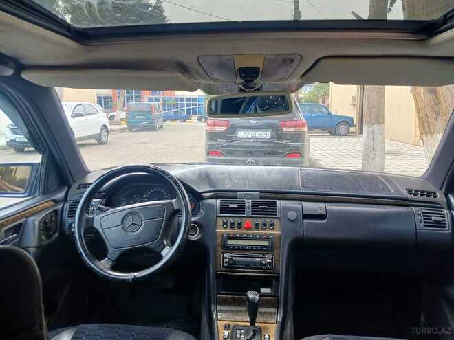 Mercedes E 240-4