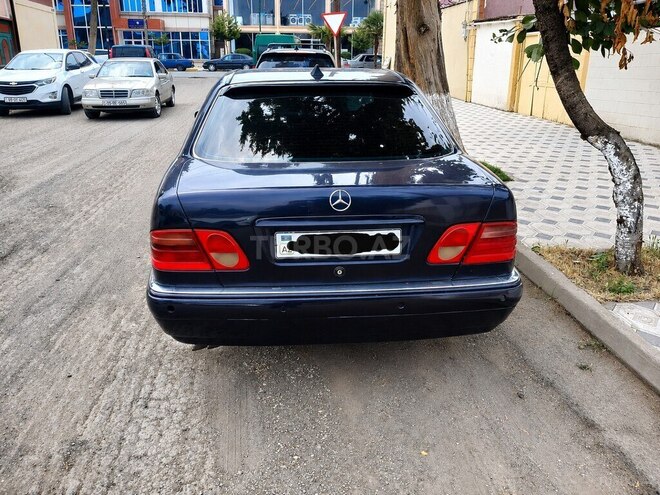 Mercedes E 240-5