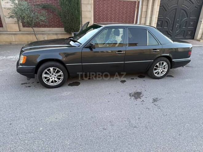 Mercedes E 200-11